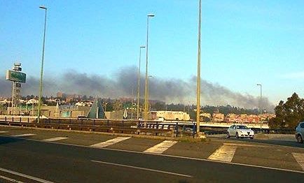 El incendio de un camión a la salida de Sevilla obliga a cortar la A-49 en dirección Huelva