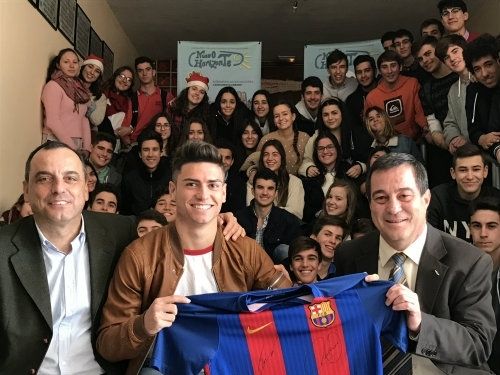 David Alfonso entrega una camiseta firmada por los jugadores del Barça para la campaña solidaria de Maristas Huelva