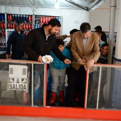 Inaugurada la pista de patinaje sobre hielo en Palos