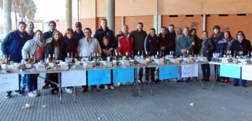Espectacular detalle del colectivo Por mi Recre entregándole 25 cestas navideñas a los empleados del Decano