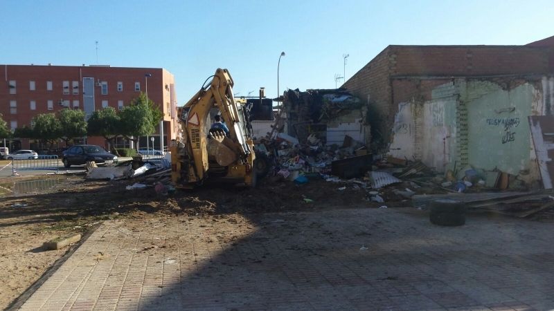 Derriban una vivienda en ruinas de la calle Calañas por 'seguridad y salubridad'