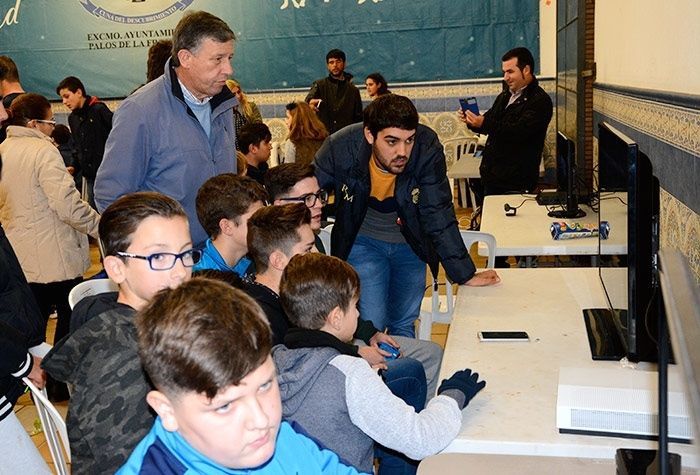 Niños y jóvenes disfrutan de la III Feria de Videojuegos en Palos de la Frontera