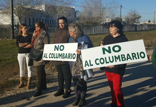 Recogen firmas para que el columbario proyectado en El Rocío se construya fuera del núcleo urbano