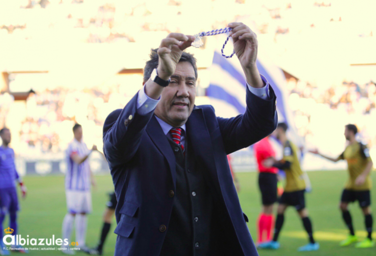 El Recre Trust entrega su medalla de Huelva al presidente del Decano