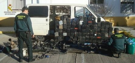 Estampa su vehículo contra el coche oficial que lo perseguía y es detenido cuando huía a pie campo a través