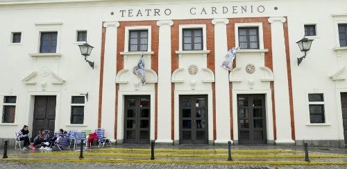 Desde el sábado, y a pesar de la lluvia, hay personas en las taquillas para comprar entradas del Carnaval de Ayamonte