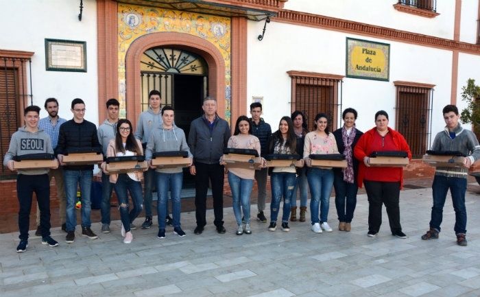 El Ayuntamiento de Palos entrega 14 portátiles híbridos a estudiantes de la localidad