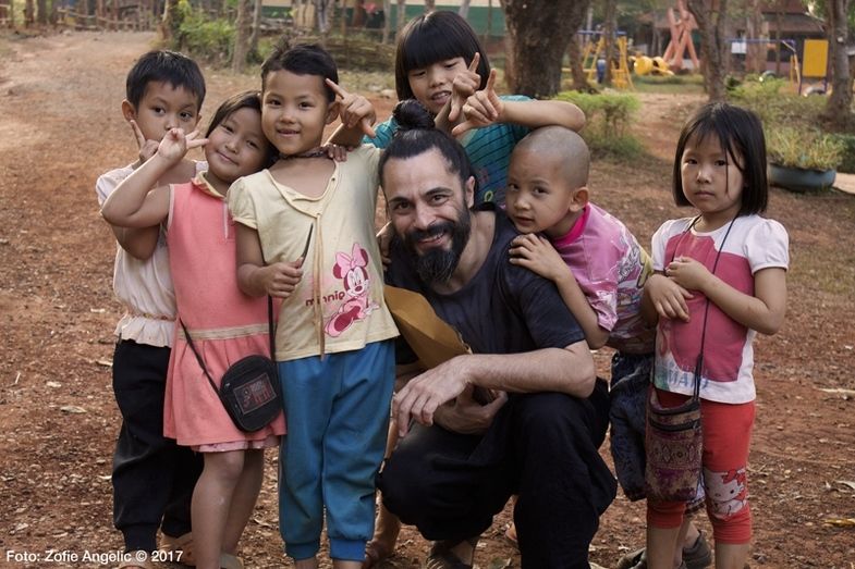 El pintor Emilio Fornieles da clases a niños de Tailandia para favorecer su integración