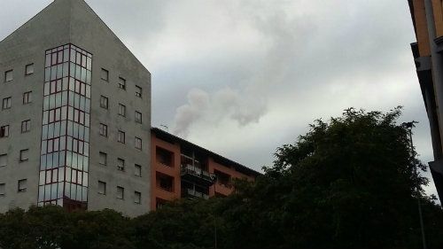 Aparatoso incendio de un trastero en una vivienda de la calle San Sebastián
