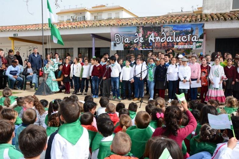 Pequeños y mayores celebran el Día de Andalucía en Palos de la Frontera