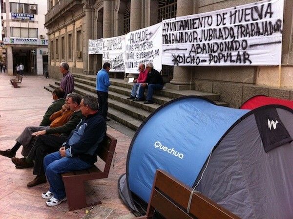Los funcionarios jubilados amenazan con seguir acampados si no les pagan