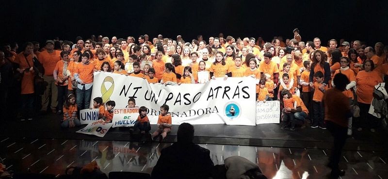 La familia estibadora onubense escenifica su unión en las Cocheras