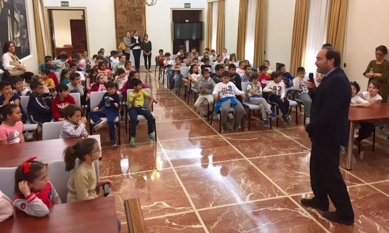 Un centenar de escolares de Cartaya, de excursión por las instalaciones y servicios de la Diputación