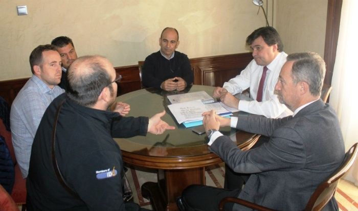 El alcalde muestra su apoyo a los estibadores onubenses y reclama al Gobierno 'ser sensible'