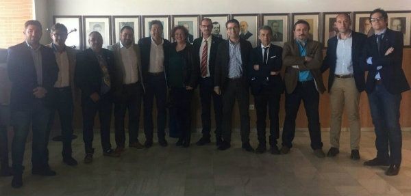 El alcalde prefirió ir al fútbol y a un hermanamiento de las peñas de ambos clubes