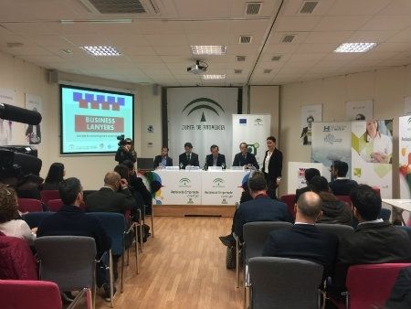 Una jornada con 30 empresas fomenta la cooperación entre los jóvenes emprendedores onubenses