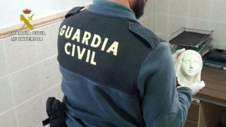 Dos agentes hallan la cabeza de la imagen de la Virgen de Lourdes de Higuera de la Sierra a unos 50 metros de la cueva