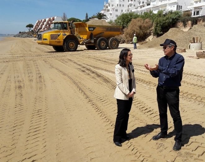 La subdelegada supervisa las obras de Costas y asegura que las playas 'estarán listas' para Semana Santa