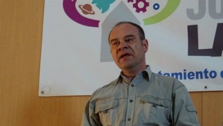Andreas Krieger, víctima del dopaje de estado de la RDA, habla sobre transexualidad a jóvenes onubenses