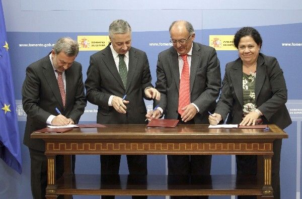 Fomento y el Puerto de Huelva firman un convenio para impulsar la conexión ferroviaria
