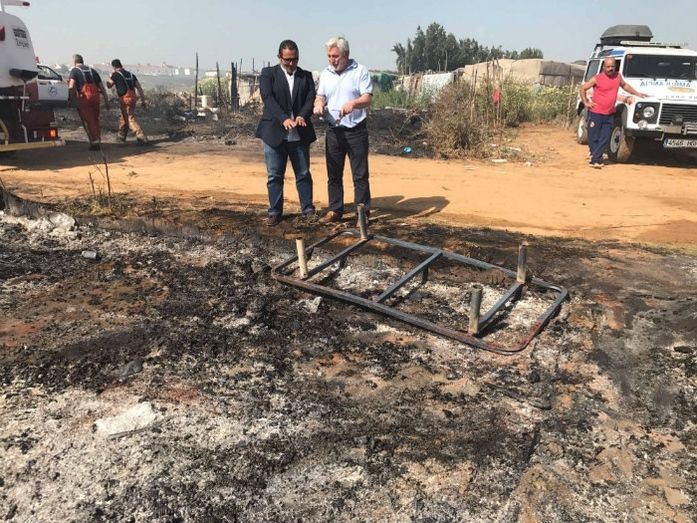 El diputado de la Costa se interesa por los daños ocasionados en el incendio de Lepe