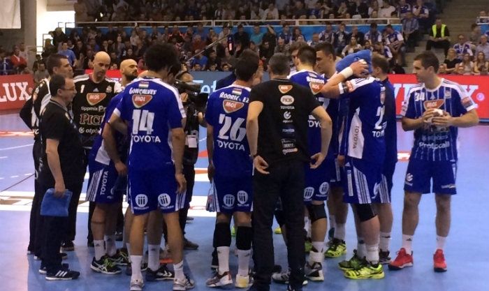 Al Pick Szeged de Sierra le tocará remontar ante el PSG para estar en las semis de Champions (27-30)