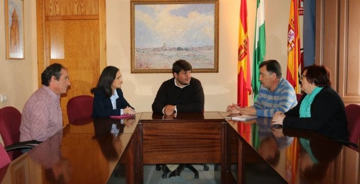 La subdelegada y el alcalde de Zalamea abogan por un incremento de agentes en la zona