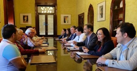 Junta, Ayuntamiento y vecinos ultiman los detalles que posibilitarán la entrada en las viviendas del 'Casa por casa' 