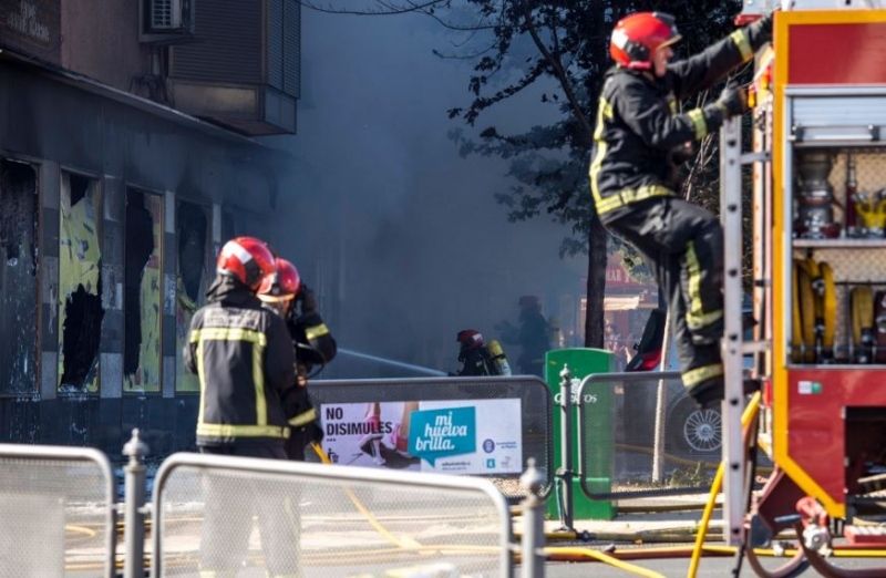 Vuelven a sus casas los vecinos del edificio desalojado por el incendio en el bazar en el Seminario