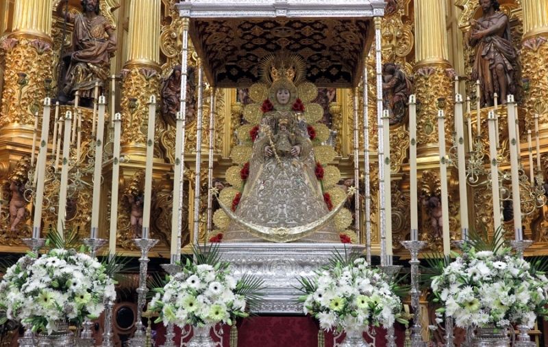 La Virgen del Rocío ya está en su paso para la Romería