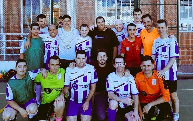 Jesús Vázquez y Rafa de Vicente, con los jugadores del CD Aones Huelva