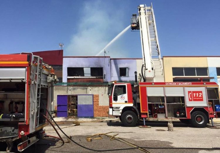 Arde en Mazagón una nave que funcionaba como discoteca