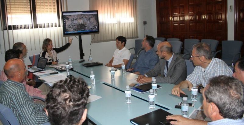 Valdelamusa dispondrá de un camino alternativo cuando Adif comience las obras del paso a nivel del ferrocarril
