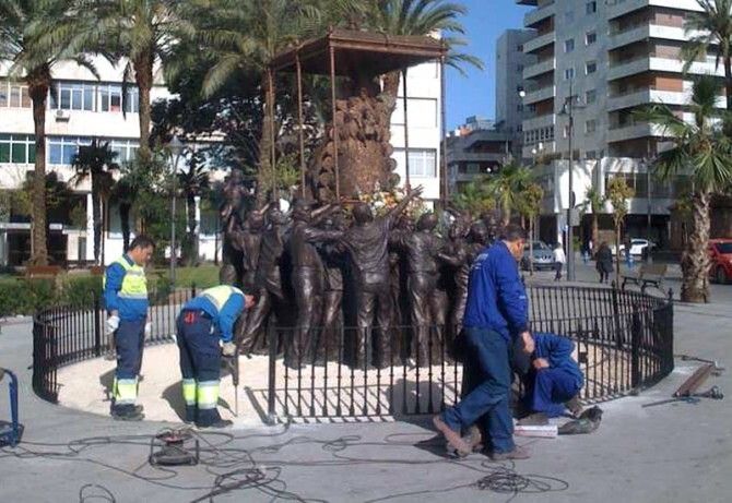 La colocación de la reja remata el monumento rociero de El Punto