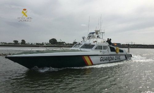 Rescatan a cuatro miembros de una familia que se encontraban a la deriva en una embarcación en la ría de Punta Umbría