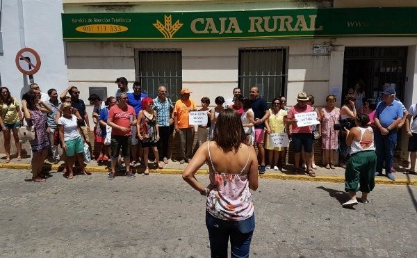 Temor entre los usuarios por el posible cierre de la sucursal de Caja Rural en Zalamea la Real