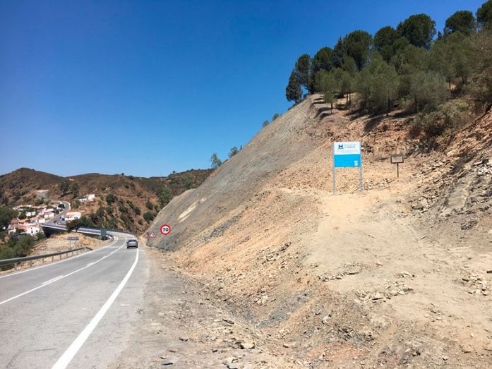 Finalizadas las obras de estabilidad del talud de la carretera que une El Granado con el puente del Chanza