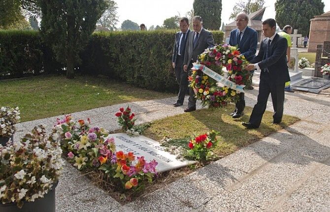 El Ayuntamiento deposita una corona en el Monumento a la Defensa de las Libertades