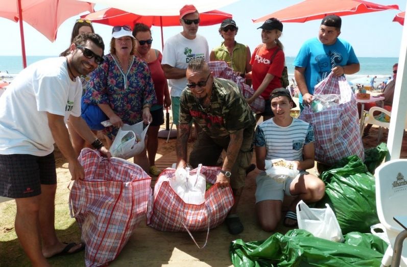 EQUO recoge alrededor de 100 kilos de basura y plásticos en la playa de La Bota