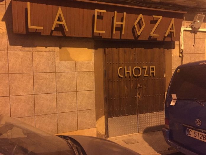 El propietario de La Choza Bar de Copas denuncia el robo de material de imagen y sonido y botellas y pide ayuda