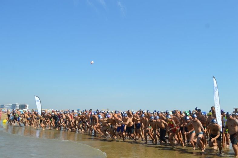 200 personas participan en la XV Travesía a Nado de Punta Umbría