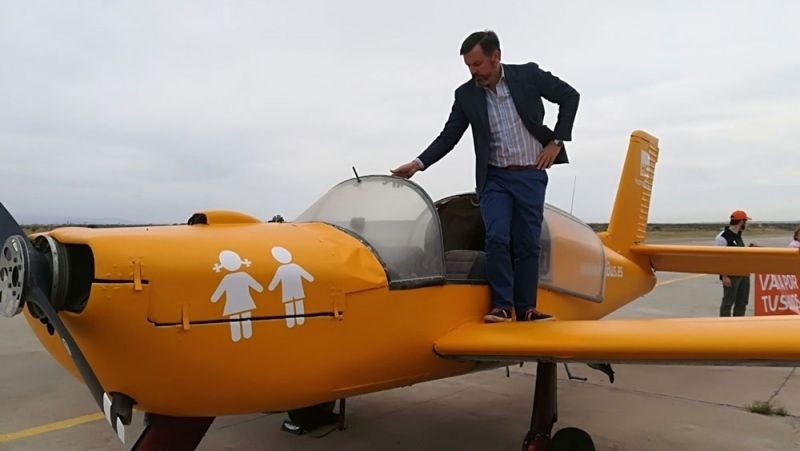 El PSOE pide que no se permita a Hazte Oír sobrevolar las playas onubenses con su mensaje contra la transexualidad infantil