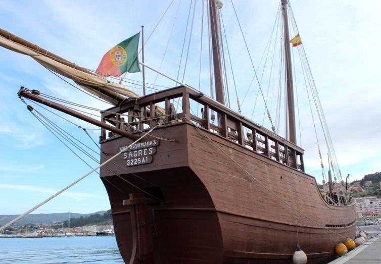 La carabela Boa Esperança arriba al Puerto de Mazagón con motivo de la Regata Oceánica del 525 Aniversario
