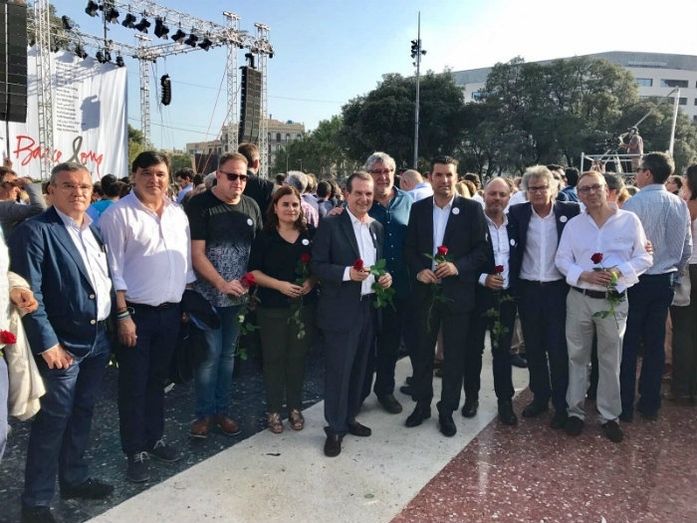 El alcalde de Huelva participa en Barcelona en la manifestación contra el terrorismo