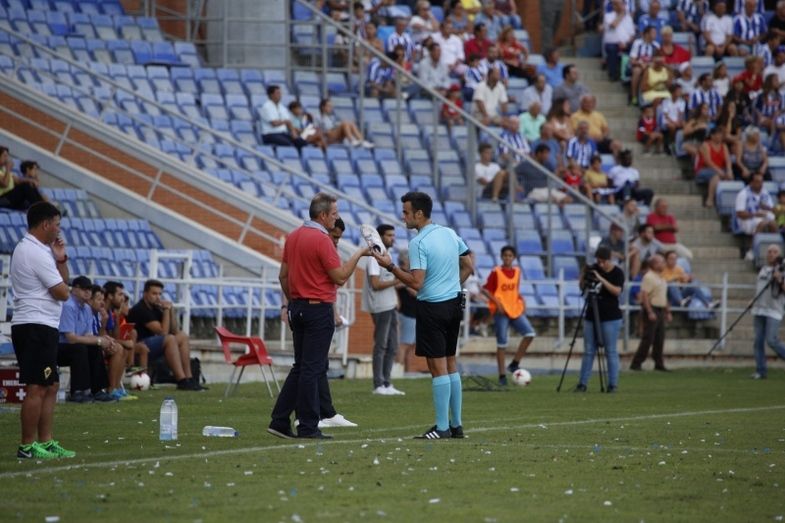 Lanzan desde la grada de animación un zapato y un mechero a los jugadores del Murcia