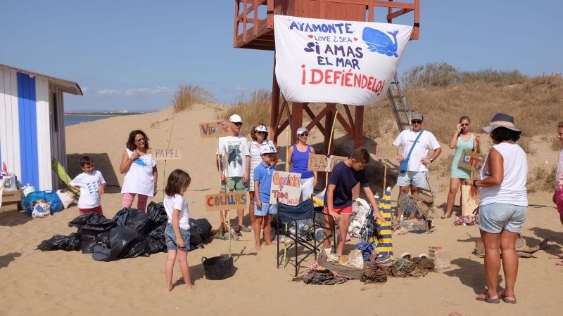 Una veintena de voluntarios recoge 15 sacos de basura en 200 metros de playa y dunas en Isla Canela