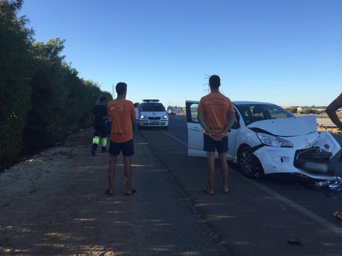 Un herido tras un accidente entre dos turismos en la carretera de Mazagón a Palos