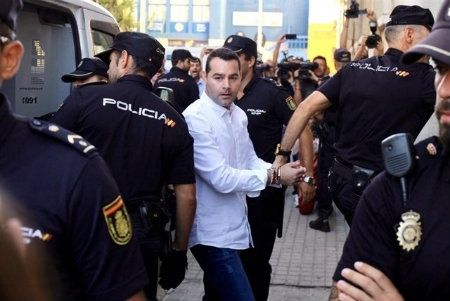 Llega a la Audiencia Provincial, entre aplausos y gritos de ánimo, el acusado por el doble crimen de Almonte