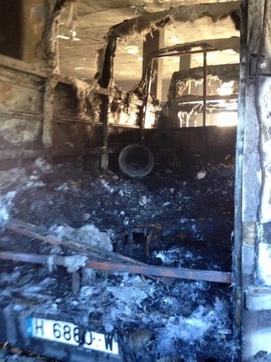 Un incendio en el garaje de una vivienda de Nerva calcina una furgoneta cargada de ropa 