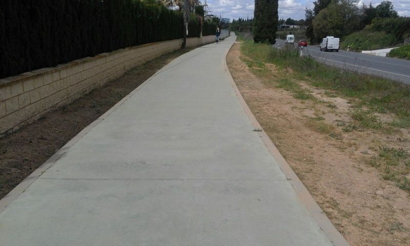 El Ayuntamiento de Cartaya construye el primer tramo del carril bici entre el parque acuático y El Rompido